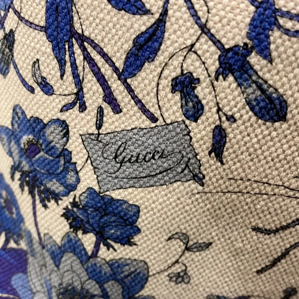 Authentic Gucci - Picture 3 of 8